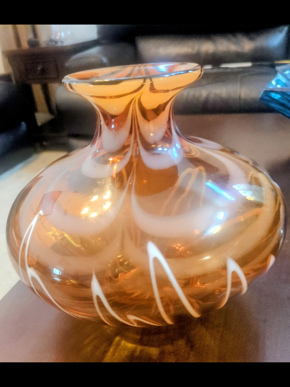Vintage hand-blown glass vase With White Ribbon Swirl Pattern - Picture 6 of 7